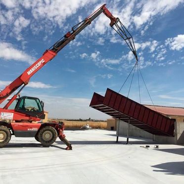 Talleres San Bernabé grúa levantando estructura metálica