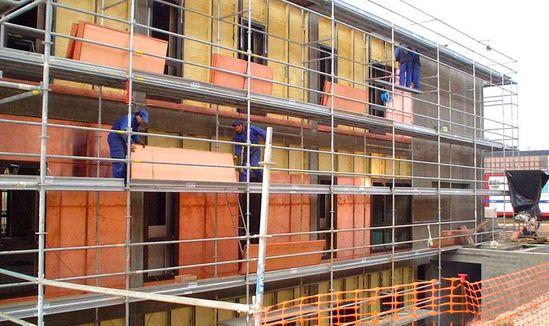 Talleres San Bernabé hombres en construcción